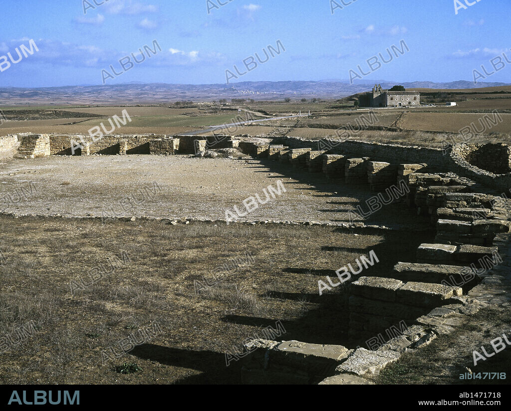 NAVARRA. MENDIGORRIA. Depósito romano de ANDELOS. Al fondo, una ermita y Artajona. España.