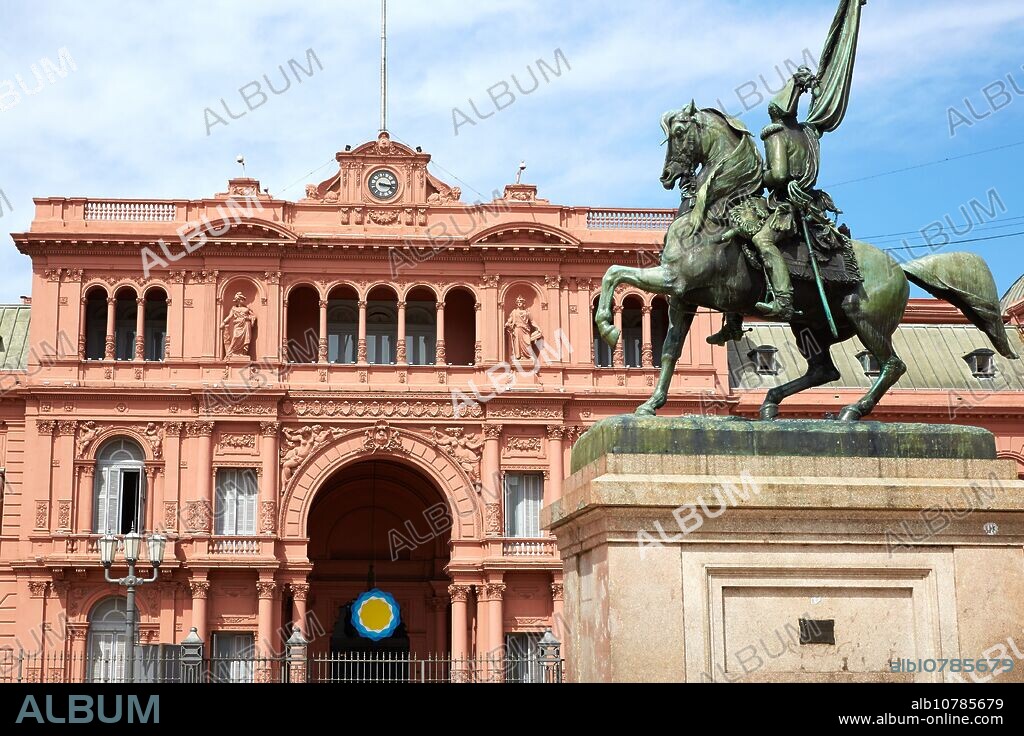 General Manuel Belgrano Monument. Casa Rosada. Plaza de Mayo. Buenos Aires. Argentina.