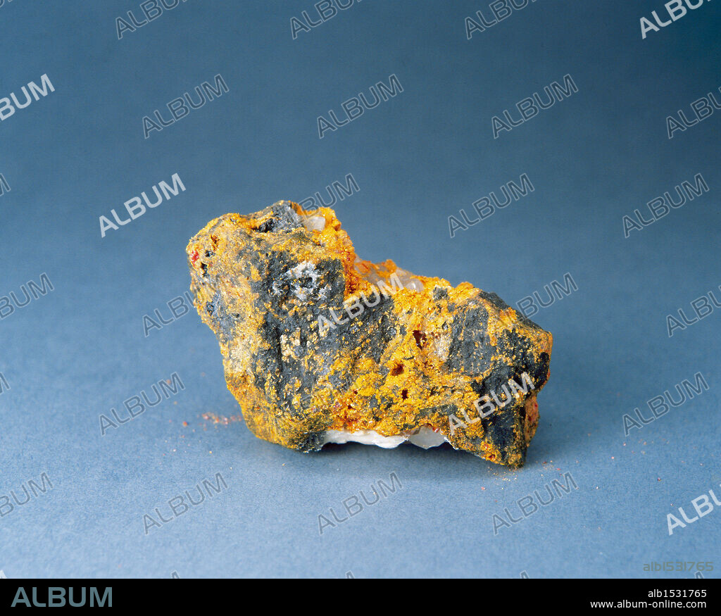 REJALGAR. Mineral de color rojo anaranjado, sulfuro de arsénico, monoclínico. Se halla a menudo como producto de sublimación. A la luz y al aire se altera fácilmente en oropimente, de color amarillo. Nevada. Estados Unidos. Instituto Geológico Minero. Madrid. España.