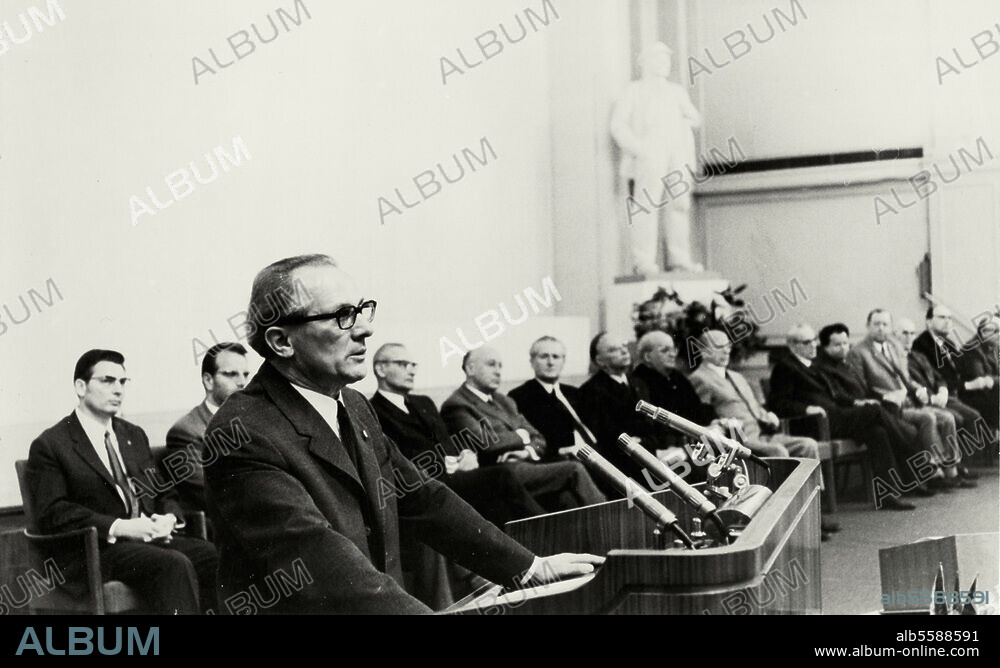 Honecker, Erich; Politiker (SED), (25.8.1912-29.5.1994). - VIII.Parteitag der SED, 11. Juni 1971:. Honecker während einer Rede, anläßlich der Verleihung von Ehrenbannern an ausgezeichnete Kollektive.- Foto.