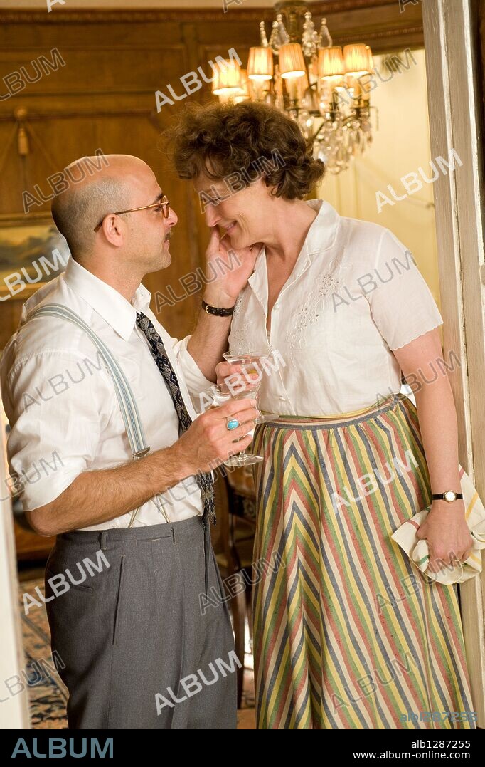 MERYL STREEP and STANLEY TUCCI in JULIE & JULIA, 2009, directed by NORA EPHRON. Copyright SCOTT RUDIN PRODUCTIONS.