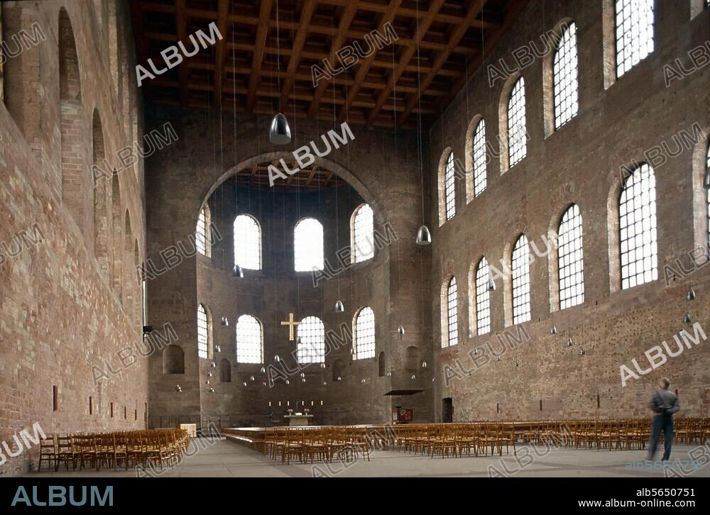Trier (Rheinland-Pfalz), Basilika. (römisch, um 310 errichtet unter Kaiser Konstantin dem Großen als Palastaula). Innenansicht.