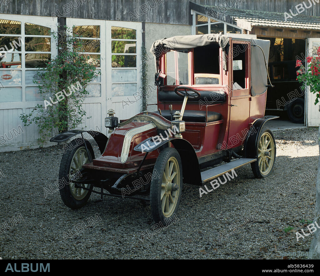 " Taxi de la Marne. " These 1906 Renault model taxis were used by Marshal Joffre in 1914 to ferry fresh troops to the battle of the Marne, in an attempt to stop the German invasion. From September 6-8,1914, 1200 taxis driving at 65 kms / h carried 5.000 soldiers to the front.