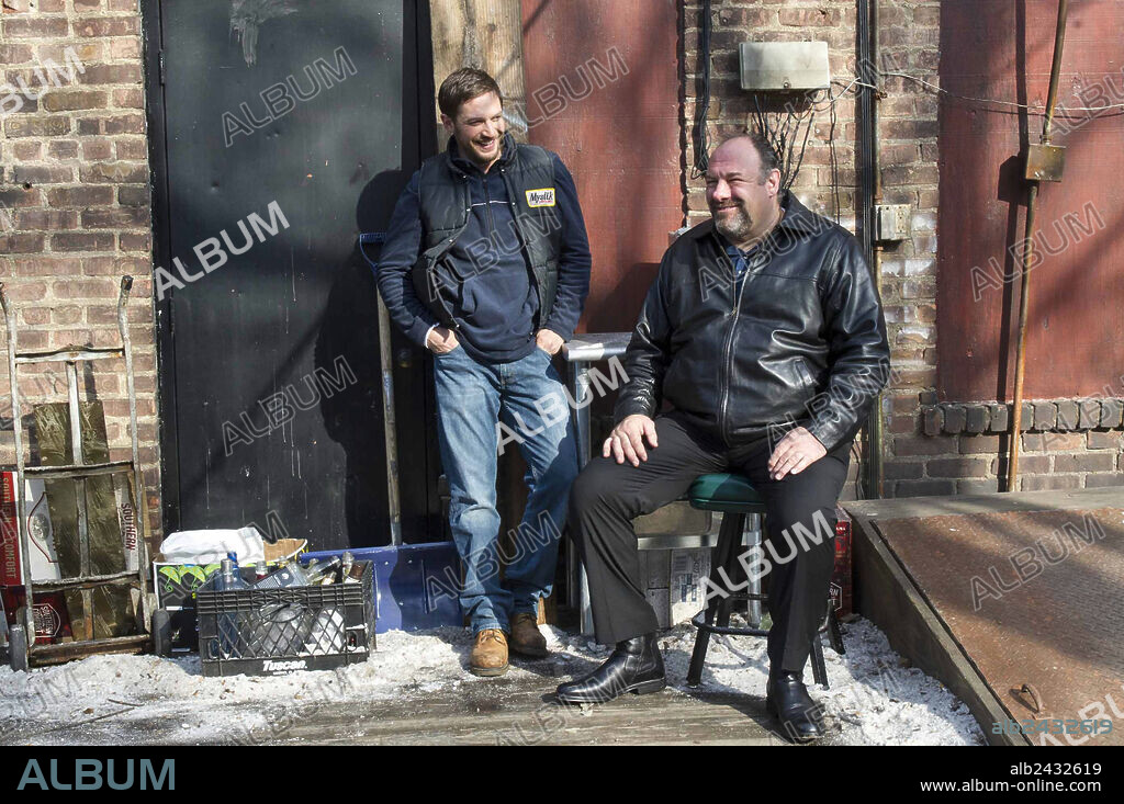 JAMES GANDOLFINI y TOM HARDY en LA ENTREGA, 2014 (THE DROP), dirigida por MICHAEL R. ROSKAM. Copyright CHERNIN ENTERTAINMENT/FOX SEARCHLIGHT PICTURES.