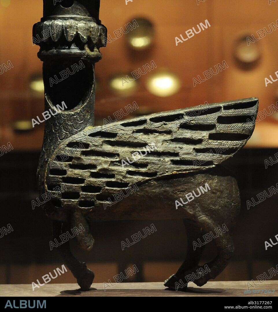 Reino Urarta. Anatolia. Escultura de bronze de un dios protector Urartu con forma de toro alado. Formaba parte de la decoración del trono de los goberantes de la ciudad de Rusahinili ("Ciudad del rey Rusa I), actual Toprakkale, Turquía). Siglo VII-VIII A. C. Museo del Hermitage (The State Hermitage Museum). San Petersburgo. Rusia.