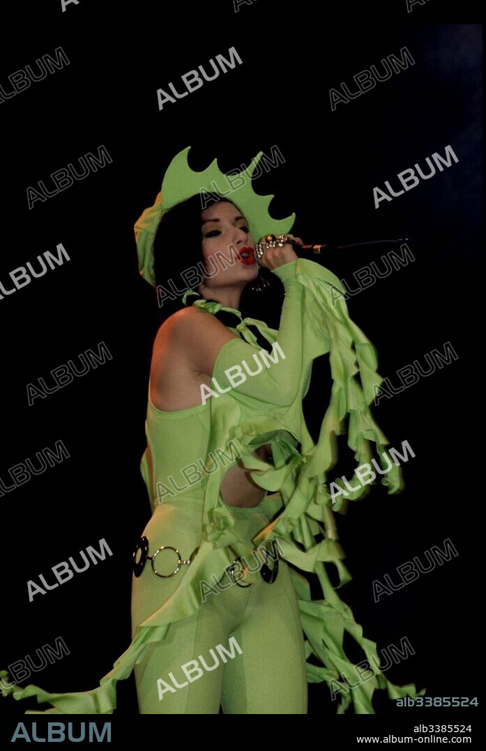 ALASKA OLVIDO GARA JOVA CANTANTE Y ACTRIZ HISPANOMEXICANA . 1963 -  DURANTE ACTUACION EN MADRID 1979.