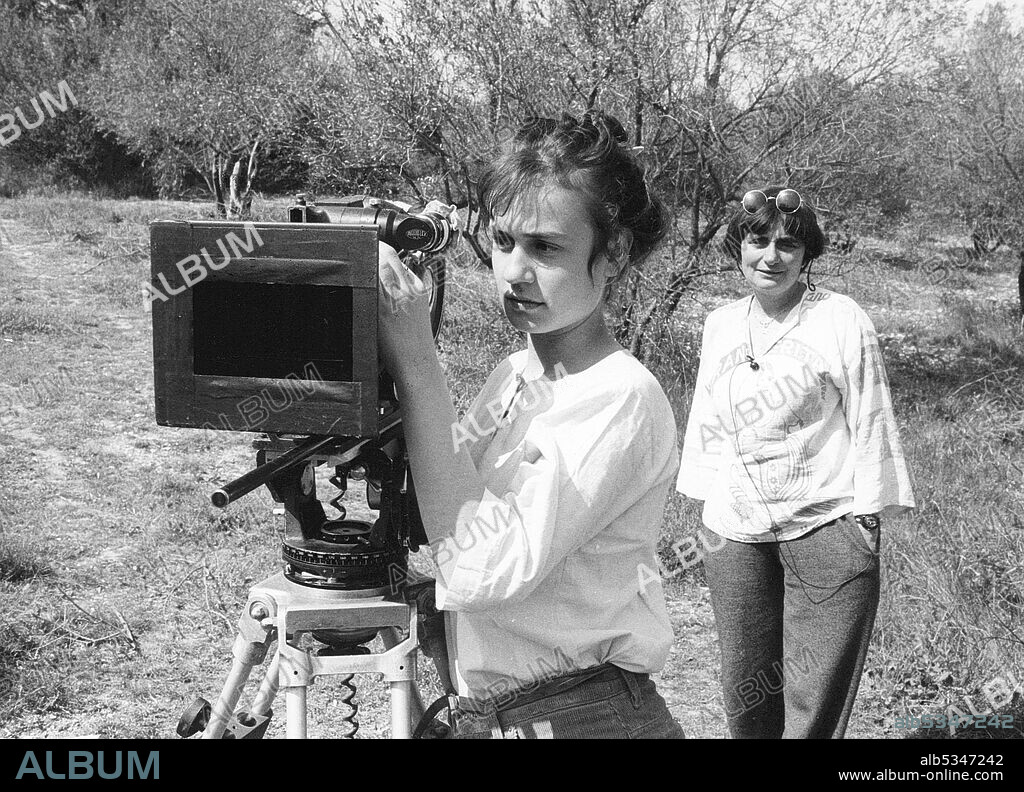 AGNES VARDA and SANDRINE BONNAIRE in VAGABOND, 1985 (SANS TOIT NI LOI), directed by AGNES VARDA. Copyright Films A2 / Ciné Tamaris.