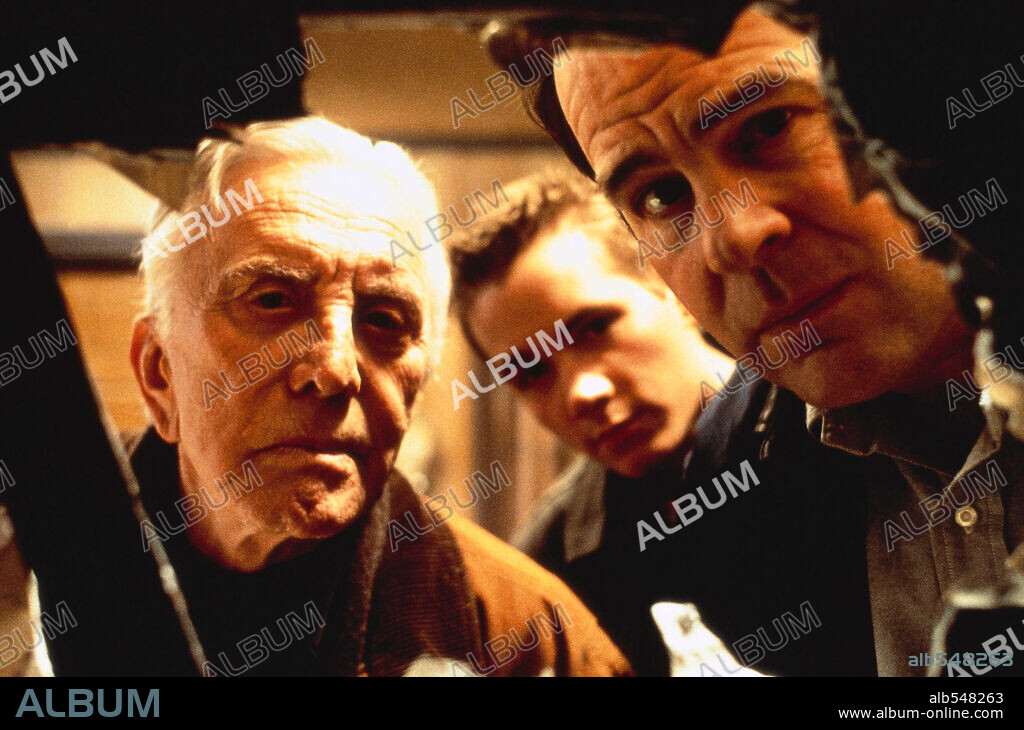 DAN AYKROYD and KIRK DOUGLAS in DIAMONDS, 1999, directed by JOHN ASHER. Copyright TOTAL FILMS.