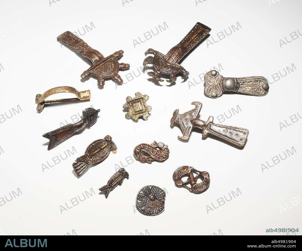 Type Kerbschnittverzierte Vogelfibel, variant: Betonter Mittelgrat, both Seiten scharf ausgepraegter Kerbschnitt in Parallelstichreihen or Zickzacklinien., Fibula, bird fibula, metal, bronze, 4,1 x 11,6 cm, 4,5 gram, vmeb 485 -530, the Netherlands, Utrecht, Rhenen, Rhenen, grave 753.