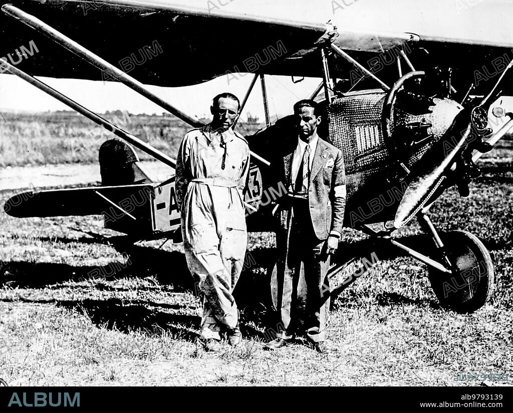 The aviator Francis Lombardi with his light aircraft Fiat-Ansaldo AS1.il February 12, 1930 parts flying through the Rome route, Tripoli, Benghazi, Tobruk, Mogadishu. 1930.