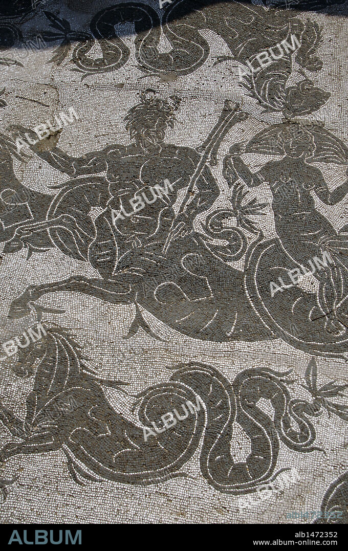 ARTE ROMANO. ITALIA. OSTIA ANTICA. Ciudad romana en la costa del Mar Tirreno, en el antiguo Latium. Puerto comercial de la antigua Roma. TERMAS DE BUTICOSUS. Detalle de un MOSAICO del CALDARIUM con la REPRESENTACION DE UNA ESCENA MARINA. Cercanías de Roma. Lazio.