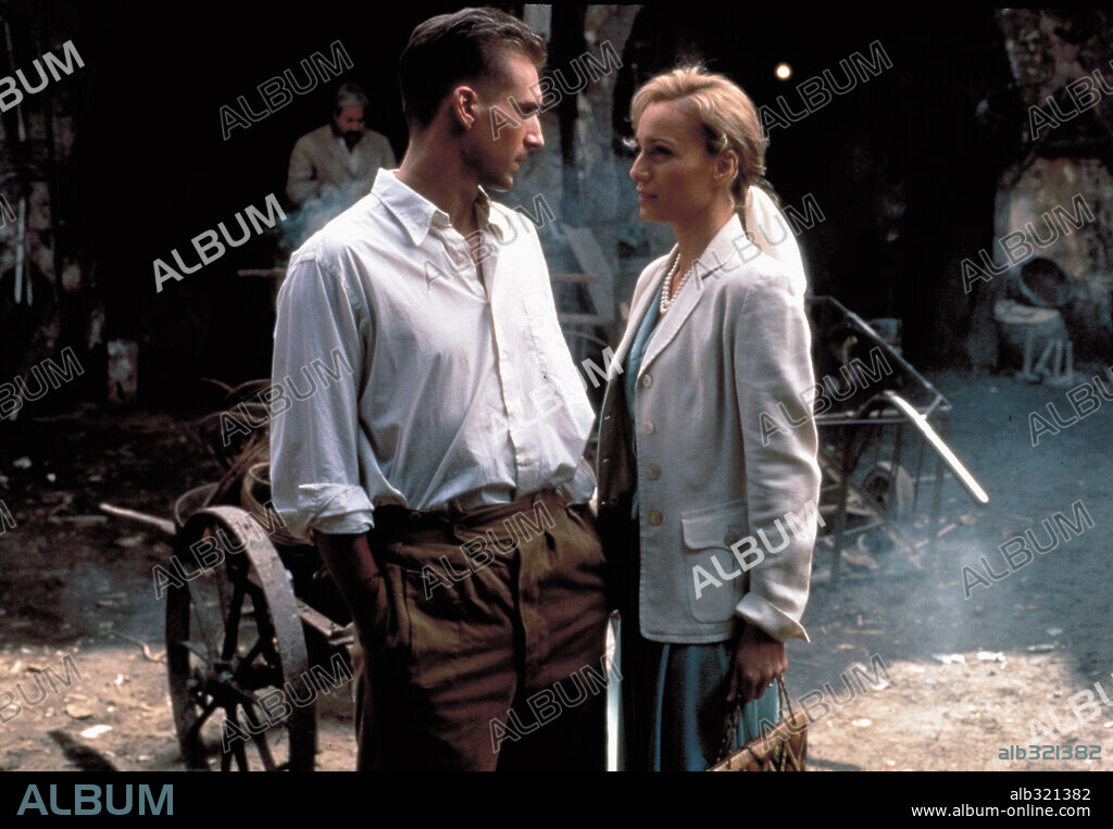 RALPH FIENNES und Kristin Scott-Thomas. KRISTIN SCOTT THOMAS und RALPH FIENNES in DER ENGLISCHE PATIENT, 1996 (THE ENGLISH PATIENT), unter der Regie von ANTHONY MINGHELLA. Copyright MIRAMAX.