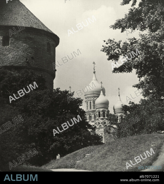 Reval - Tallinn (Estland), Alexander-Newski-Kathedrale (1894-1900 erbaut; Arch.: M.T. Preobrashenski). Außenansicht (links "Kiek in de Kök"). Foto, 1943.