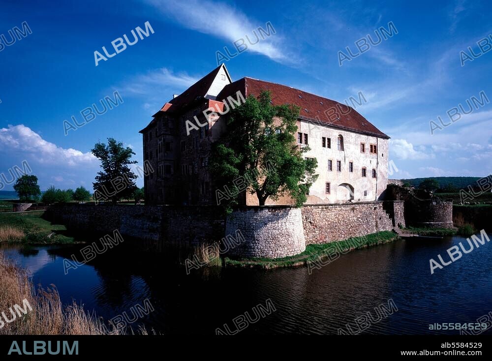 Heldrungen (Thüringen). Wasserburg. (im Kern romanisch, mehrfach erweitert, 1664-68 ausgebaut nach Plänen von Johann Moritz Richter). Außenansicht. Foto (Florian Monheim).