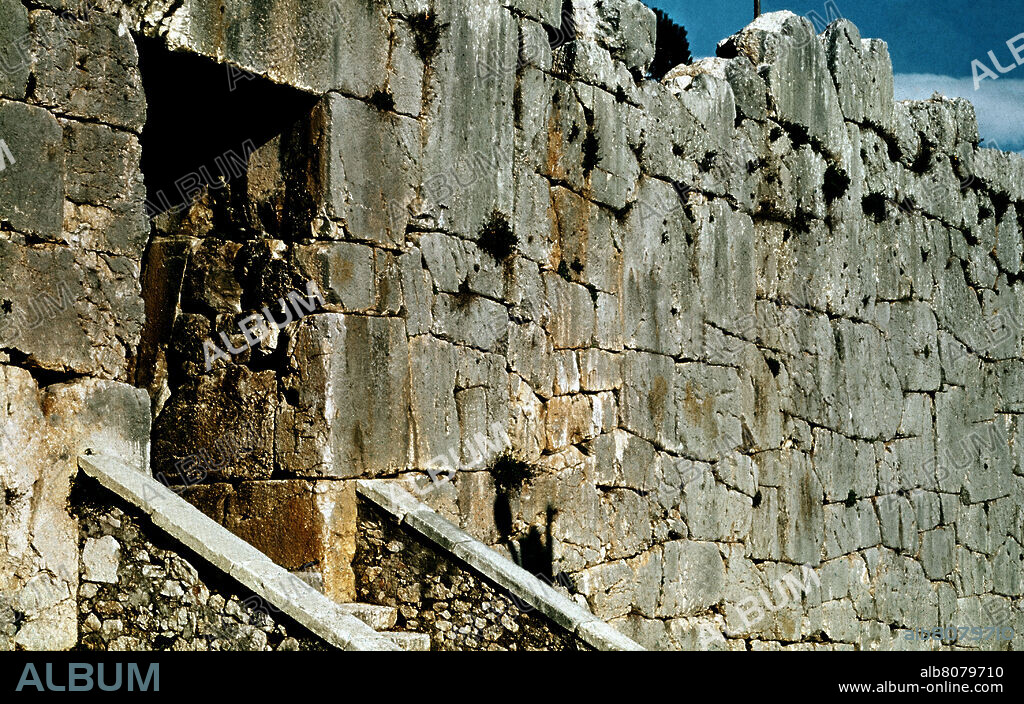 MUROS CICLOPEOS DE LA ACROPOLIS.