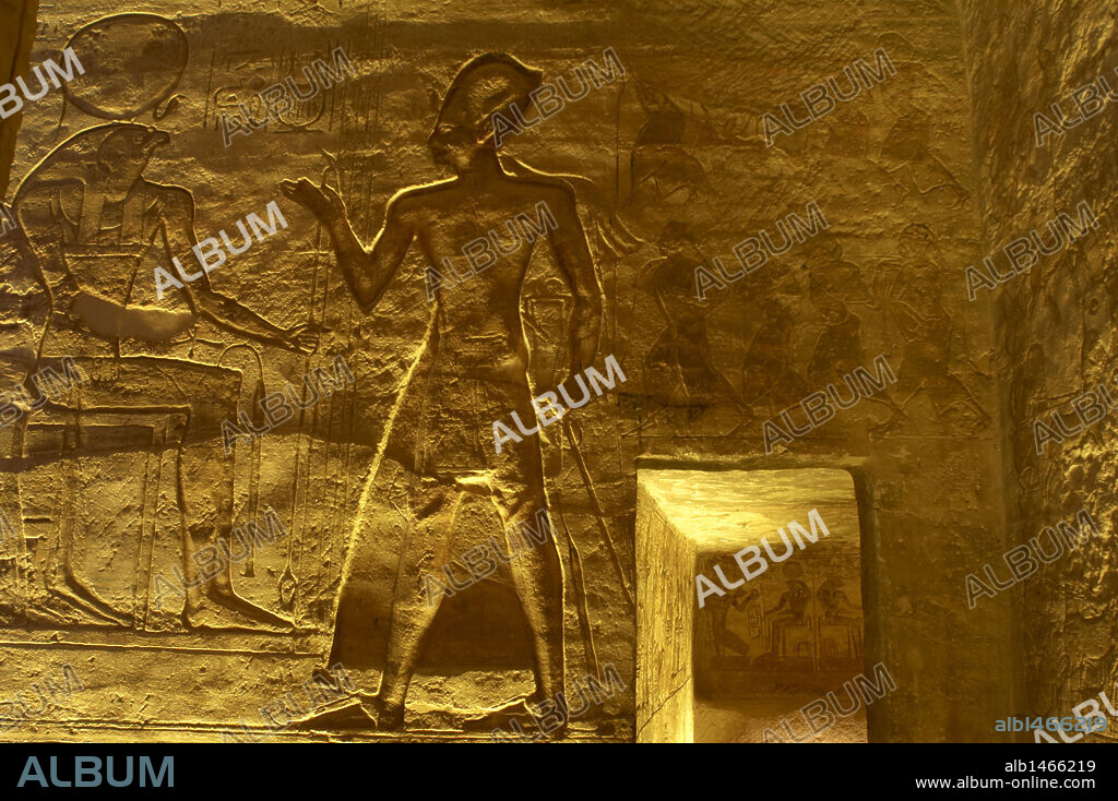 ARTE EGIPCIO. TEMPLO MAYOR DE RAMSES II. Dinastía XIX. Imperio Nuevo. Relieves del interior del templo con el faraón Ramses II ante el dios RA. ABU SIMBEL. Egipto. Norte de Africa.