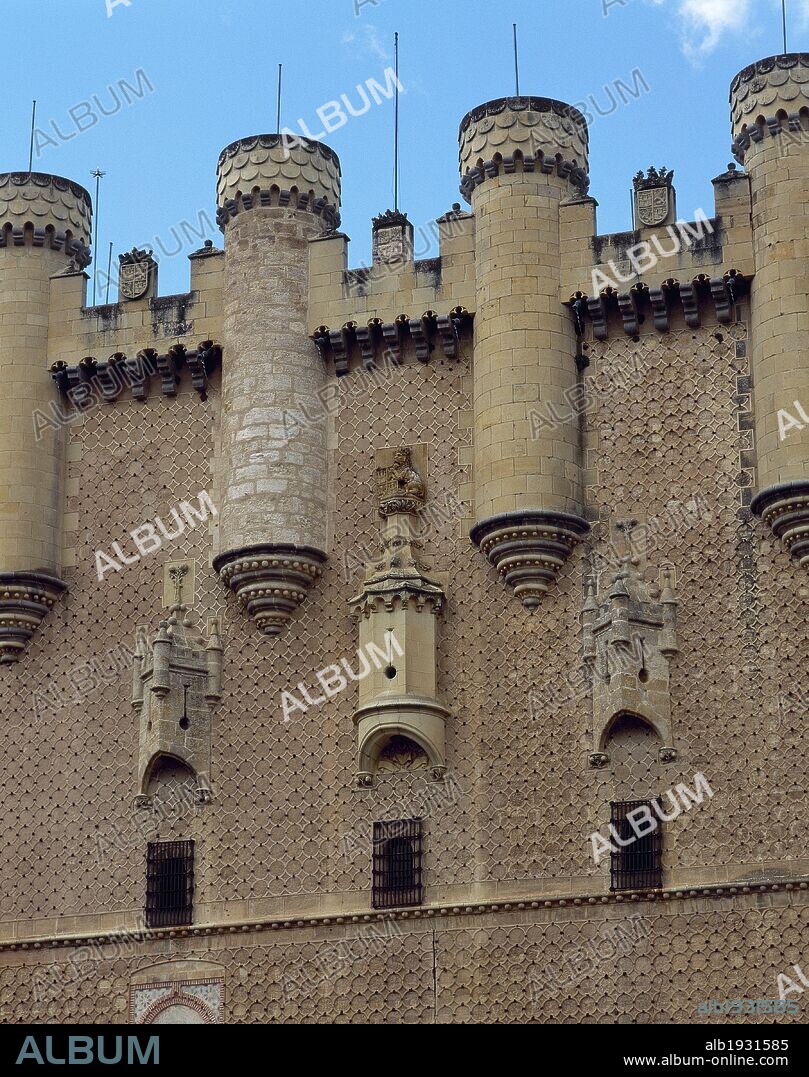 ARTE GOTICO. ESPAÑA. ALCAZAR DE SEGOVIA. Edificio cuya planta conserva el esquema tradicional de los alcázares españoles. Su construcción se inició en el siglo XI, siendo reconstruido durante los siglos XIV y XIX. Detalle de la TORRE DE JUAN II que durante un tiempo fue una prisión en la que estuvo preso Alvaro de Luna, entre otros. SEGOVIA. Castilla-León.