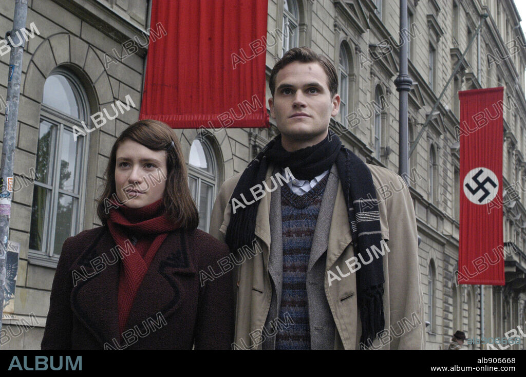 FABIAN HINRICHS and JULIA JENTSCH in SOPHIE SCHOLL. DIE LETZTEN TAGE, 2005, directed by MARC ROTHEMUND. Copyright BROTH FILM/GOLDKIND FILMPRODUKTION.
