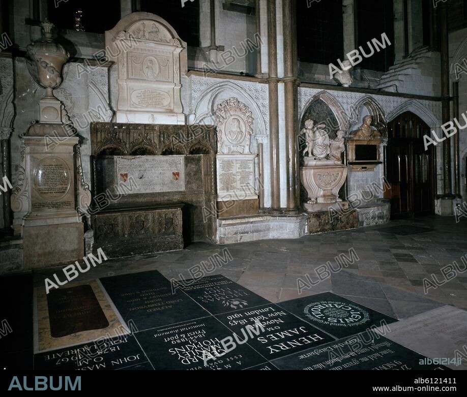 London (England), Westminster Abbey. (Krönungskirche u. Grablege der engl. Könige und bedeutender Engländer; erbaut 1245-1775). Innenansicht: Poets' Corner im Südquerhaus mit Grabdenkmalen von Dichtern und Schriftstellern, darunter Geoffrey Chauder (2. Wandgrabmal von links). Foto, undatiert.