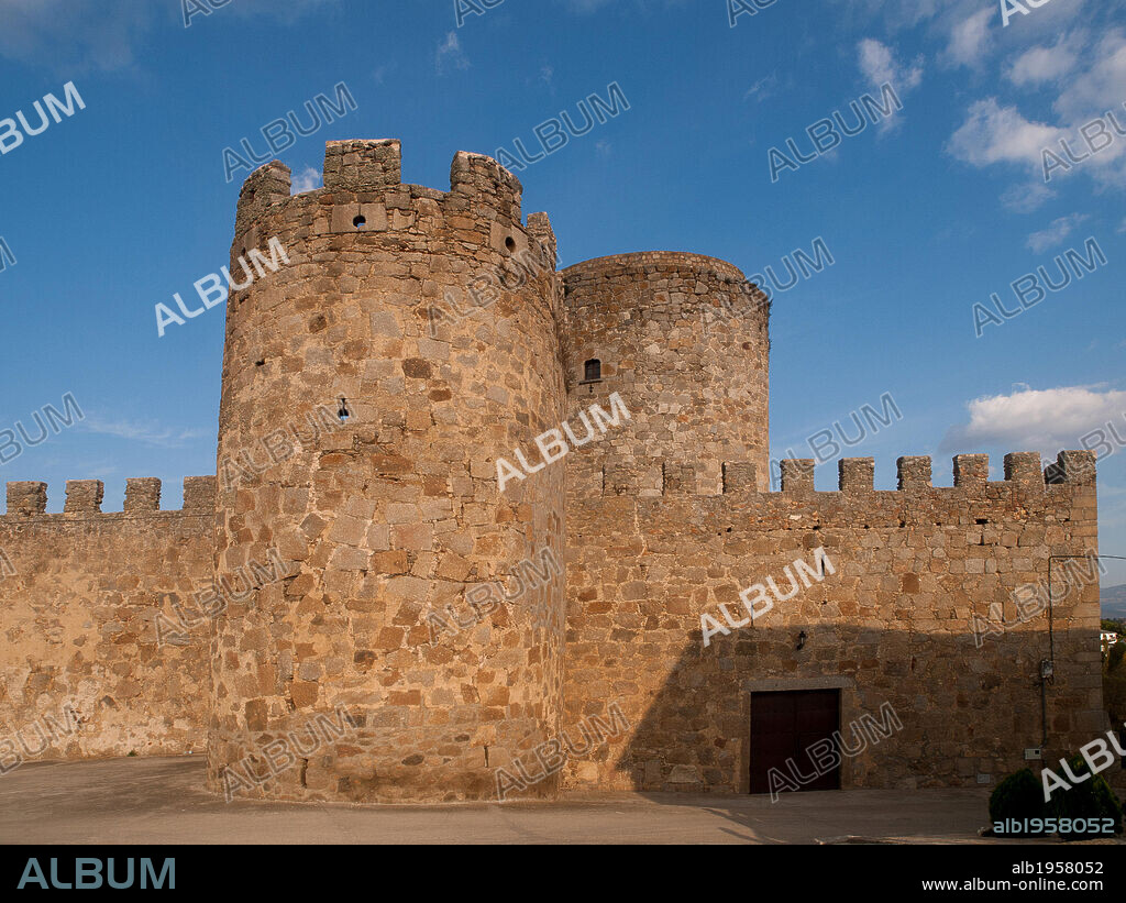 CASTILLA-LEON. PUENTE DEL CONGOSTO. Vista general del l CASTILLO medieval (S. XII-XIII). Comarca Alto Tormes. Provincia de Salamanca. España.