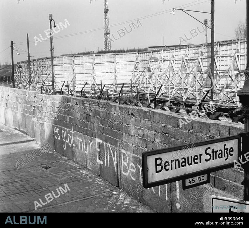 Berlin, Construction du Mur. Le mur nouvellement érigé dans la Bernauer Straße (arrondissement de Wedding). Photo, 6 novembre 1961.