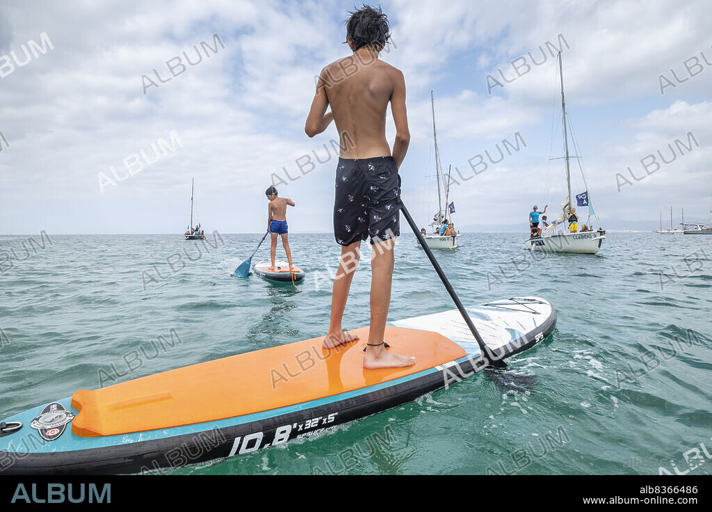 Paddle surfing in the Caló de Sant Antoni, S Arenal de Llucmajor, Mallorca, Balearic Islands, Spain.