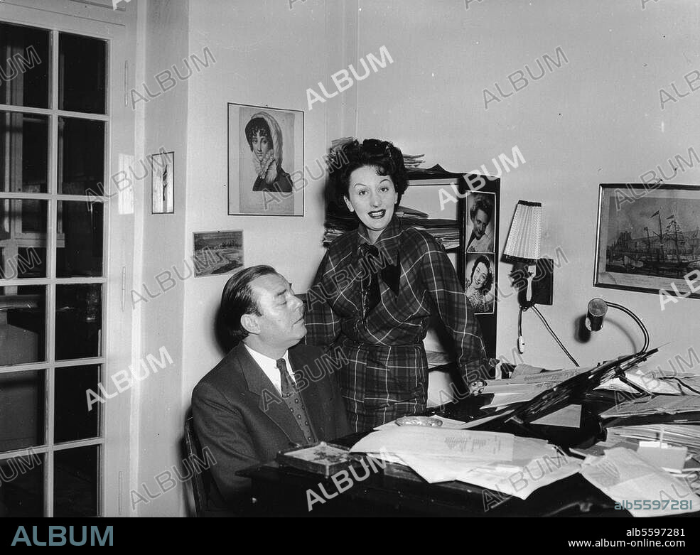 Künneke, Evelyn Schlager- und Chansonsängerin. 1921-2001. Evelyn Künneke mit dem Komponisten Benno Gaze bei der Arbeit am Flügel. Foto, undat. (um 1950?).