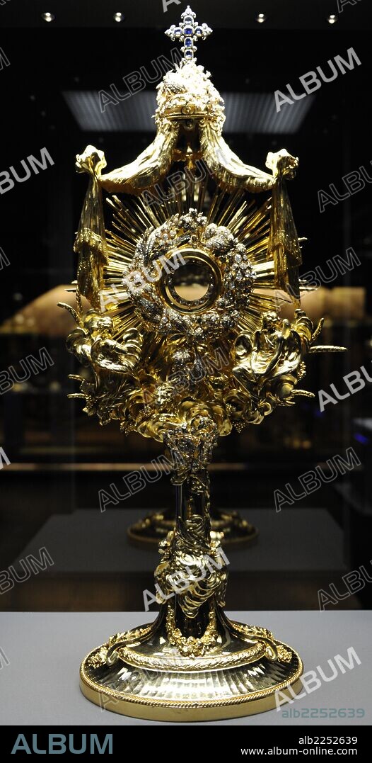 ARTE. S. XVIII. HOLANDA. CUSTODIA decorada con joyas de distintas mujeres. Sur de los Países Bajos. 1760-1887. Durante el siglo XIX, las damas ricas contribuyeron al esplendor de esta custodia al dar sus joyas al pastor. Pendientes, broches, y otros objetos de valor fueron convertidos en ornametos. Museum Catharijneconvent. Utrecht. Países Bajos.