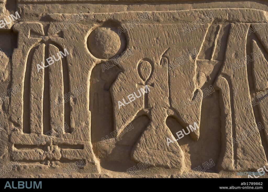 ESCRITURA JEROGLIFICA. EGIPTO. PROTOCOLO REAL de NEBMAATRA-MERIAMON, RAMSES-AMONHIRJOPSHEF-NECHERHEQAIUNU o RAMSES VI. 5º faraón de la Dinastía XX, que reinó del (1143-1136). Detalle de uno de los CARTUCHOS O ANILLOS REALES del faraón. En ellos se escribía el conjunto de nombres o títulos que asumía el rey en el momento de su ascensión al trono. TEMPLO DE KARNAK. Noroeste de Luxor. Egipto. IMPERIO NUEVO.