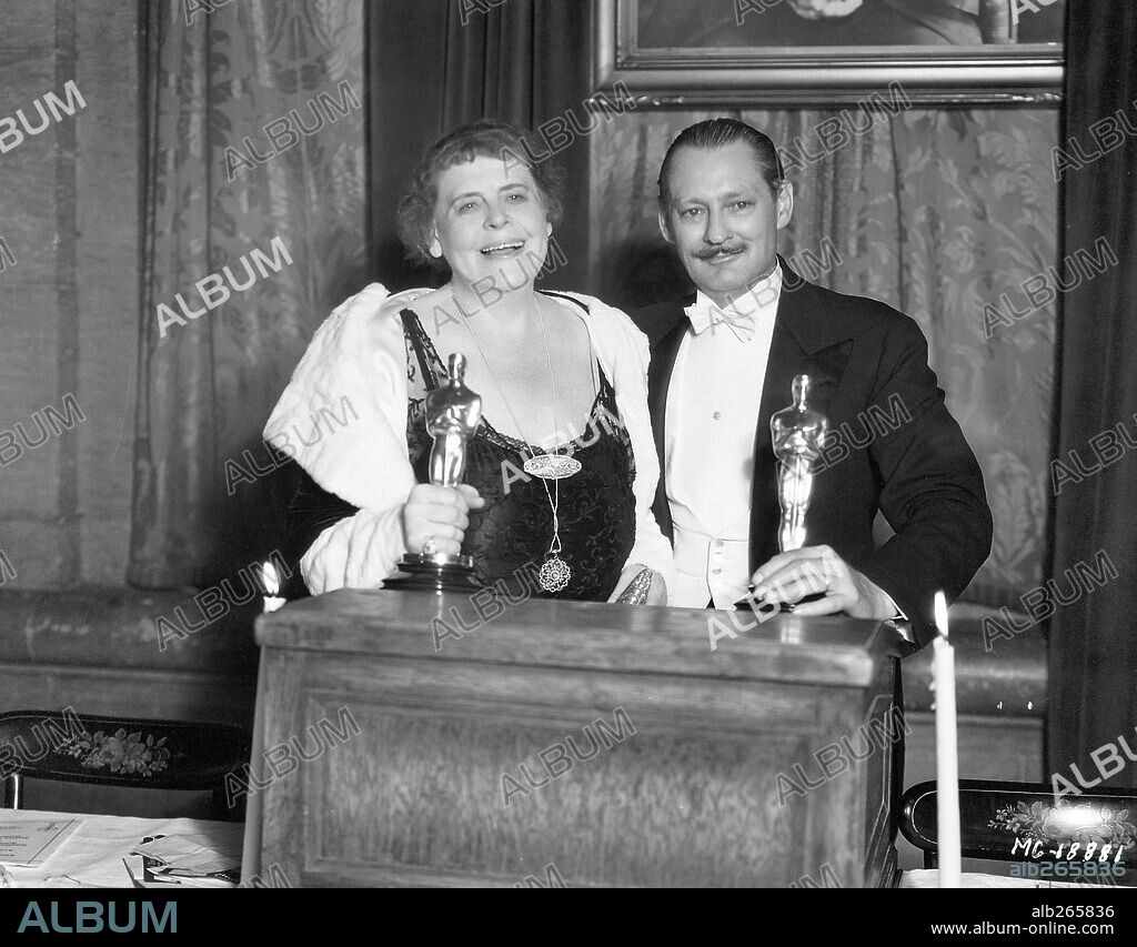 LIONEL BARRYMORE and MARIE DRESSLER. The 4th Academy Awards / 1932.
Marie Dressler, best actress for "Min and Bill" and Lionel Barrymore, best actor for "A free soul". 1931