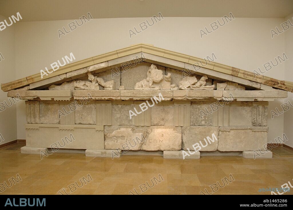 ARTE GRIEGO. EPOCA ARCAICA. GRECIA. S. VI a. C. Frontón del TESORO DE MEGARA en piedra caliza que representa una escena de GIGANTOMAQUIA. Fechado a finales del siglo VI a. C. Museo Arqueológico de Olimpia. Provincia de Ilía. Región del Peloponeso. Grecia.