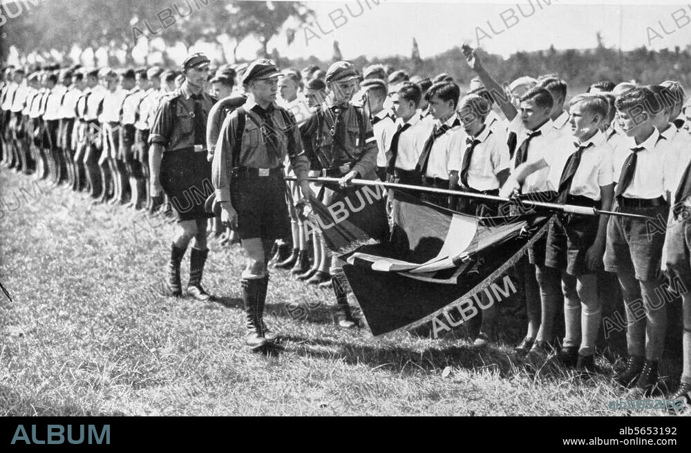 Nationalsozialismus / Gleichschaltung und Auflösung der Jugendverbände. Verbot des Großdeutschen Bundes durch den am 17.6.1933 ernannten Reichsjugendführer Baldur von Schirach. Vereidigung ehemaliger Pfadfinder bei ihrer Eingliederung in die Hitlerjugend. Foto, undatiert.