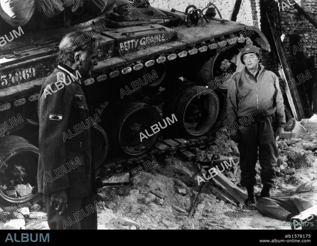 RICHARD BURTON y ROBERT MITCHUM en CERCO ROTO, 1979 (STEINER-DAS EISERNE KREUZ), dirigida por ANDREW V. MCLAGLEN. Copyright PALLADIUM FILM.