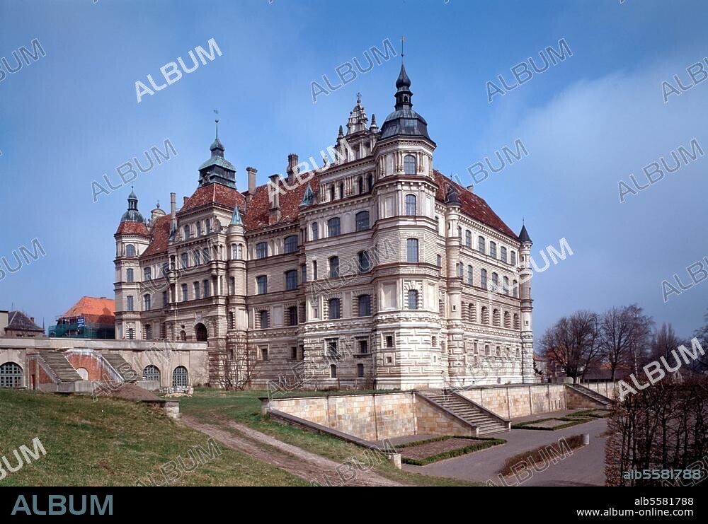 Güstrow (Mecklenburg-Vorpommern), Schloß. (begonnen 1558; Arch.: Franz Parr, Nordflügel 1587/88 durch Philipp Brandin). Gesamtansicht von Südwesten. Foto (Florian Monheim / Roman von Götz).