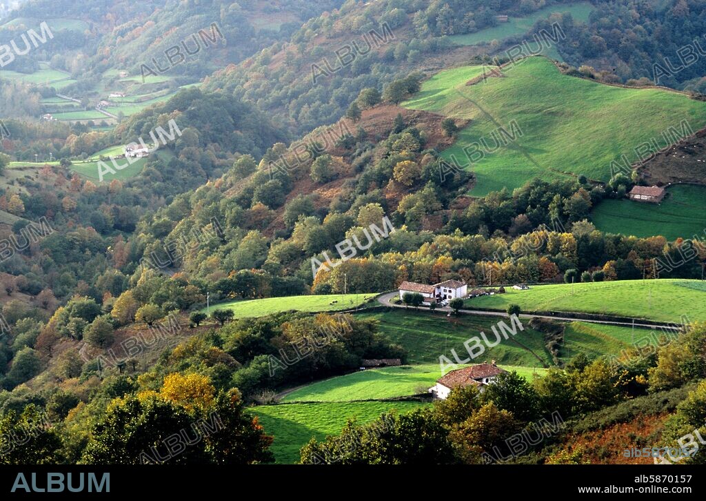 Navarra -  - paysage près du Port Izpequi ; Vallée de Baztán (Pyrénées).