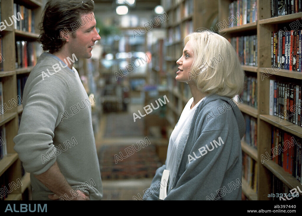 ANGELINA JOLIE and EDWARD BURNS in LIFE OR SOMETHING LIKE IT, 2002, directed by STEPHEN HEREK. Copyright 20TH CENTURY FOX.