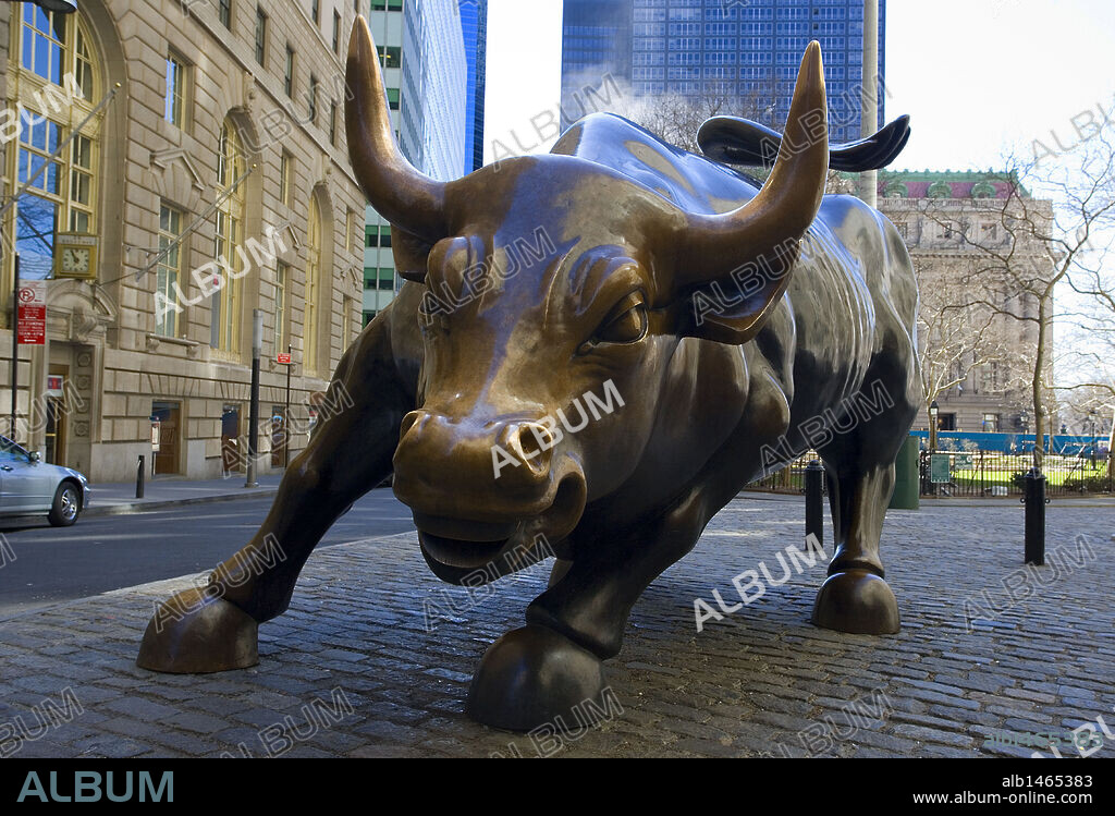 ARTURO DI MODICA. ARTE SIGLO XX. ITALIA. DI MODICA, Arturo (n. 1960). Artista italiano. "TORO A LA CARGA" (CHARGING BULL). ESTATUA en bronce realizada en 1989, situada en el BOWLING GREEN PARK. NUEVA YORK. Estados Unidos.