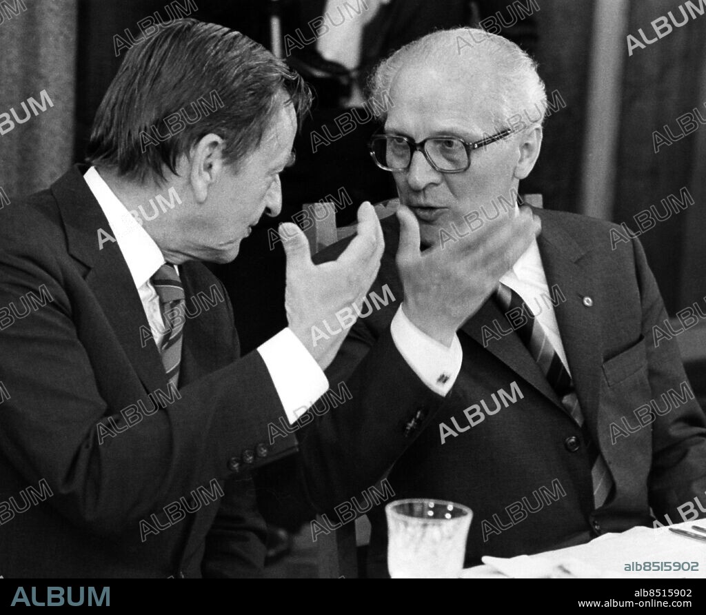 ARKIV JUNI 1984. Sveriges statsminister Olof Palme (tv) möter Östtsyklands ledare Erich Honecker under ett besök i DDR 1984.. Foto: Per Lindström / XP / SCANPIX / kod 60. ** OUT AFTONBLADET **.
