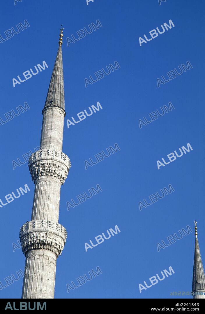 ARTE ISLAMICO-ESTILO OTOMANO. TURQUIA. Detalle de un MINARETE de la SULTAN AHMET CAMII (MEZQUITA AZUL), construida entre 1609 y 1616. ESTAMBUL.