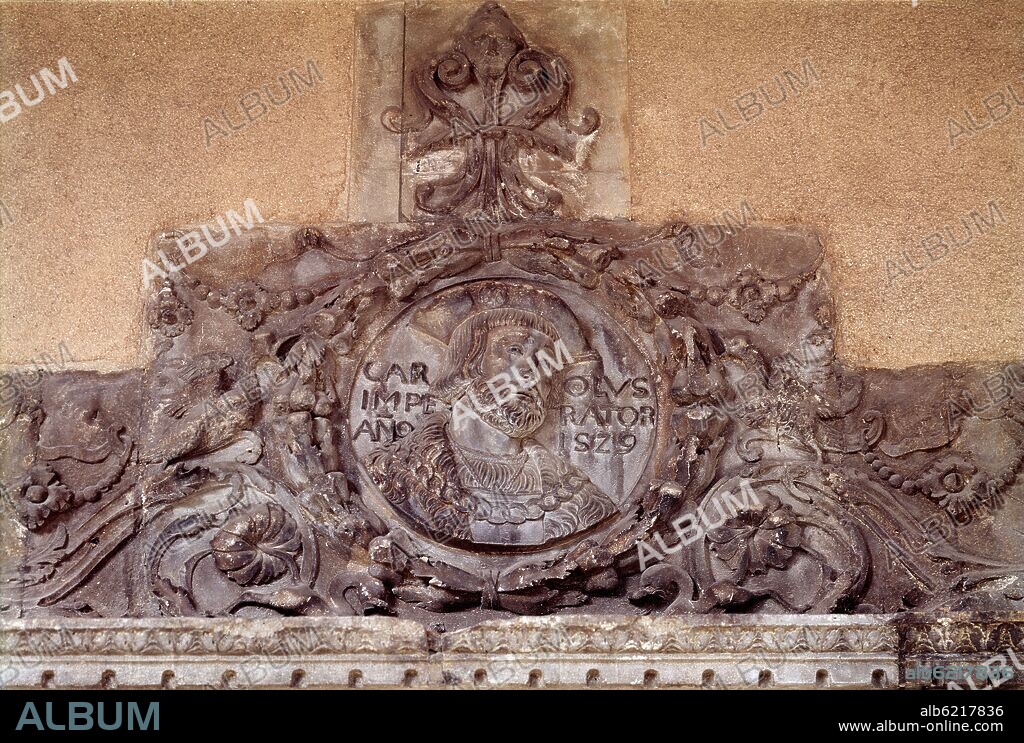 VENTANA RENACENTISTA CON MEDALLON CON LA EFIGIE DE CARLOS V.