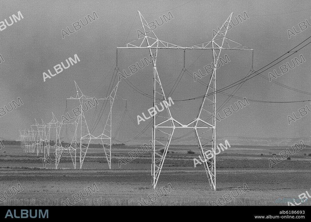 LINEAS DE ALTA TENSION - FOTOGRAFIA EN BLANCO Y NEGRO - AÑOS 60.
