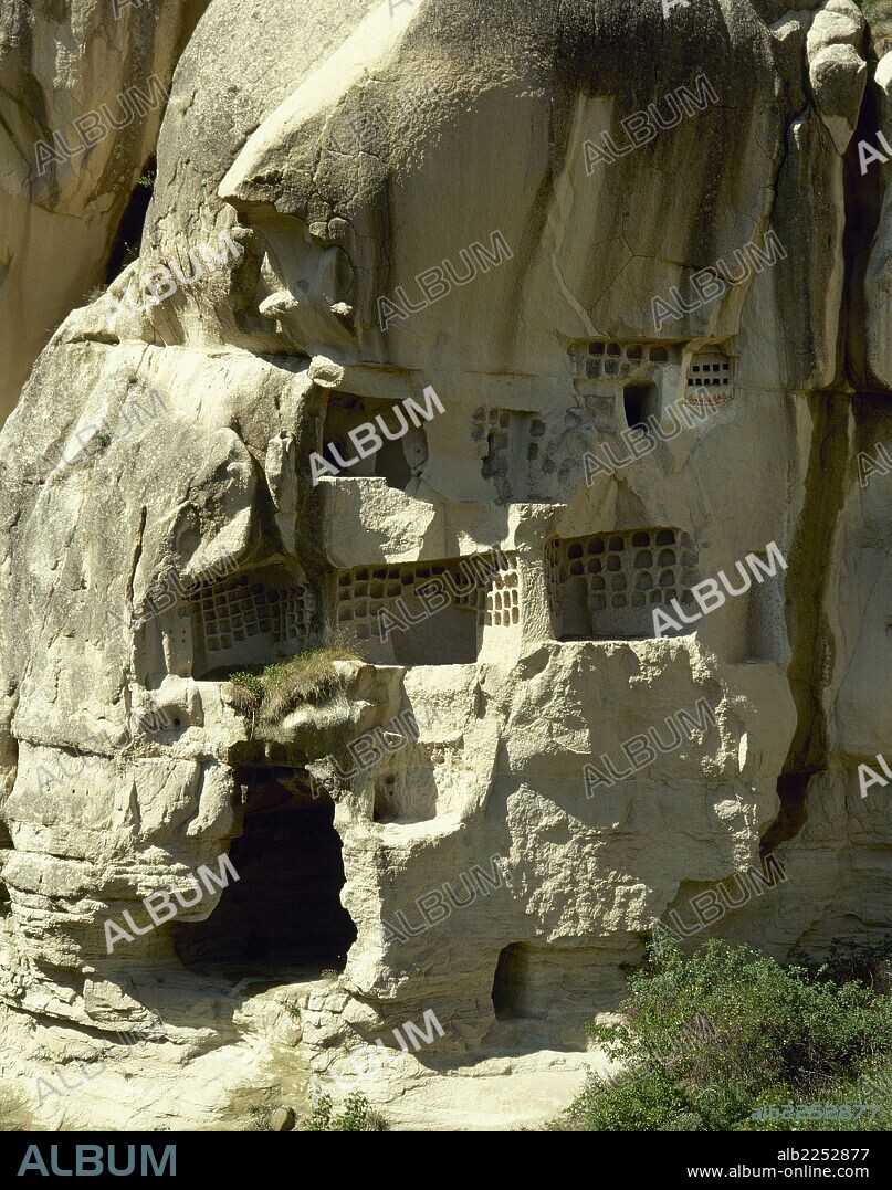 TURQUIA. CONJUNTO MONASTICO DEL VALLE DE GÖREME. Vista de una de las viviendas trogloditas excavadas a distintos niveles de la roca, donde vivían los monjes. Museo al aire libre del Valle de Göreme. Región de La CAPADOCIA. Península de Anatólia.