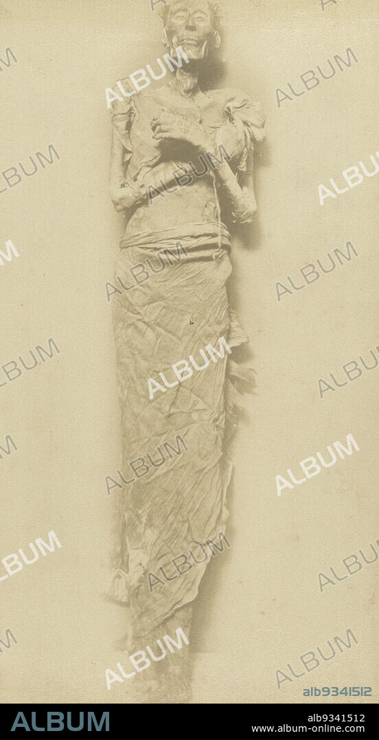 Mummified body of Pharaoh Ramses the Great with arms crossed and remains of cloth wrapped, anonymous (mentioned on object), Egypte, c. 1880 - c. 1900, photographic support, albumen print, height 240 mm × width 123 mmheight 277 mm × width 367 mm.