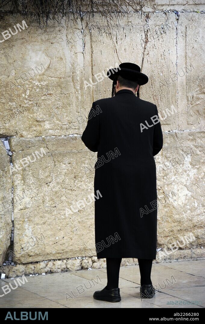 JUDIO ULTRAORTODOXO "HAREDIM" rezando ante el muro de las lamentaciones. Jerusalen. Israel.