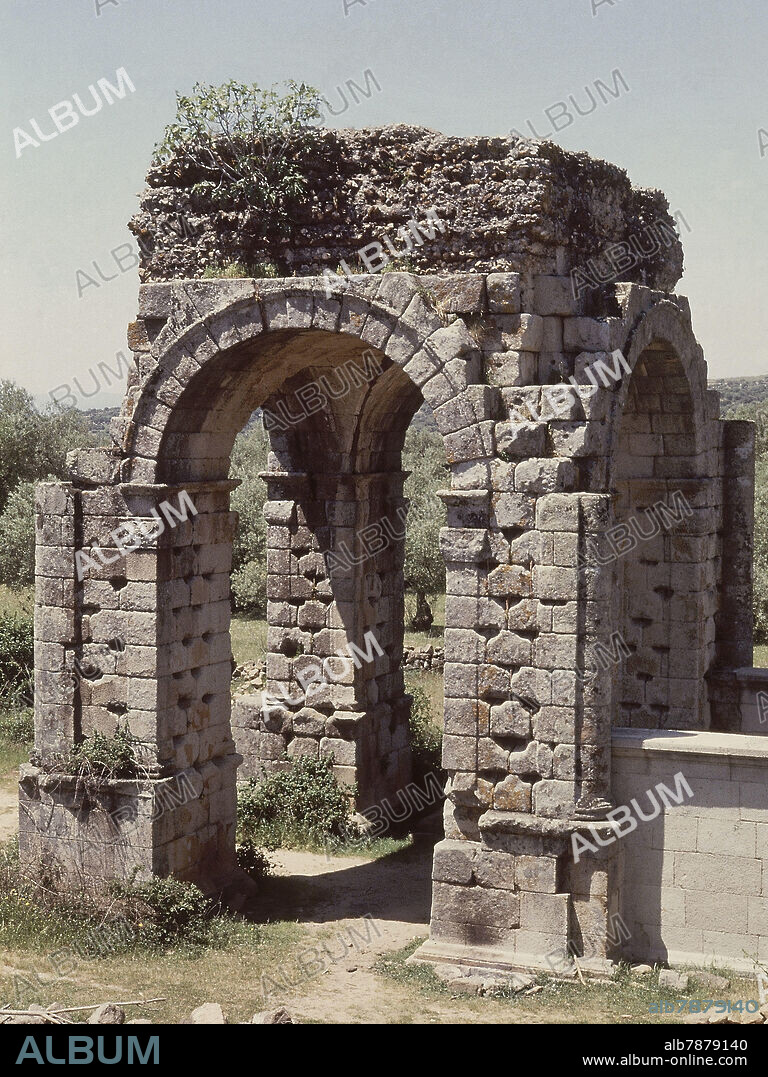 ARCO DE TRIUNFO CONMEMORATIVO CON FORMA DE TEMPLETE Y BOVEDA DE ARISTA - HISPANO-ROMANO - SIGLO I.