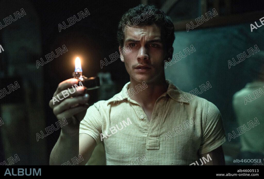 SERGIO CASTELLANOS en MALASAÑA 32, 2020, dirigida por ALBERT PINTO. Copyright WARNER BROS PICTURES.