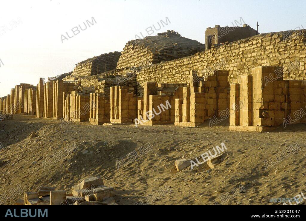Templo de Sakkara. El conjunto monumental de Zoser en Saqqara fue construido en torno al año 2650 a.C. y diseñado por el arquitecto Imhotep.