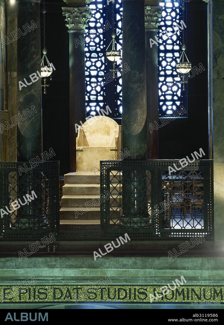 PERENNIDAD DEL TRONO IMPERIAL, conocido popularmente como TRONO DE CARLOMAGNO. Realizado en mármol, pasaba por ser una réplica del de Salomón. Situado sobre una tribuna de seis peldaños, en él se celebraban ceremonias de coronación (936-1165) Ubicado en la zona oeste de la galería superior. CAPILLA PALATINA. AQUISGRAN. Nordrhein-Westfalen. ALEMANIA.