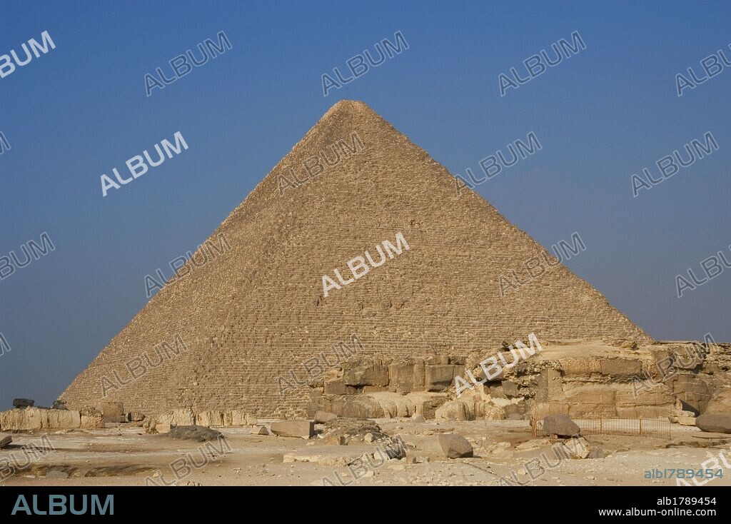 ARTE EGIPCIO. GRAN PIRAMIDE DE JUFU (KEOPS), faraón de la IV DINASTIA (2587-2564 a. C.). l IMPERIO ANTIGUO. S. XXVI. Obra maestra de la arquitectura egipcia. Presenta en su interior dos cámaras funerarias, una en el centro y otra bajo tierra, a las que se accede por corredores estrechos. Su arquitecto fue Hemiunu. Necrópolis Real de El Giza. Egipto.