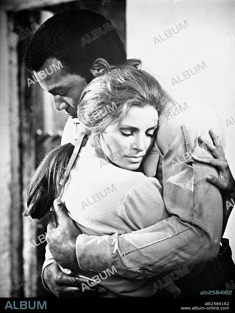 JIM BROWN and RAQUEL WELCH in 100 RIFLES, 1969, directed by TOM GRIES. Copyright 20TH CENTURY FOX.